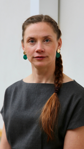 Naine hallis pluusis punutud juustega