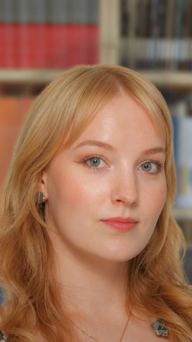 Blond noor naine raamaturiiulite taustal