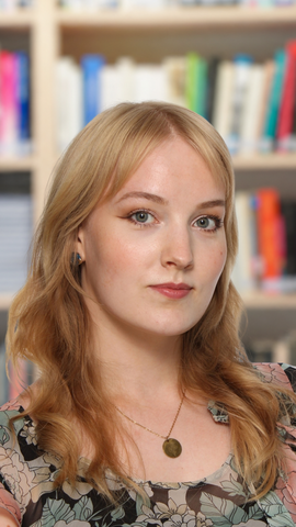 Noor blond naine raamaturiiulite taustal