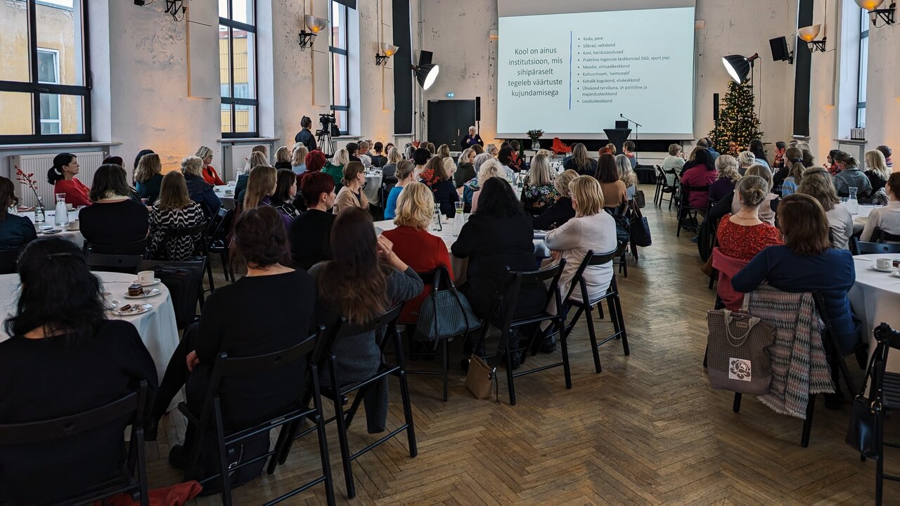 Pildil on väärtuskasvatuse konverentsi tunnustuse saajad diplomitega seismas