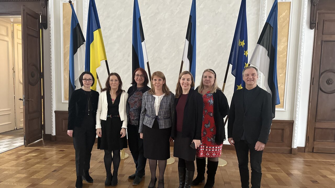 Fotol inimesed Riigikogus lippude taustal seismas