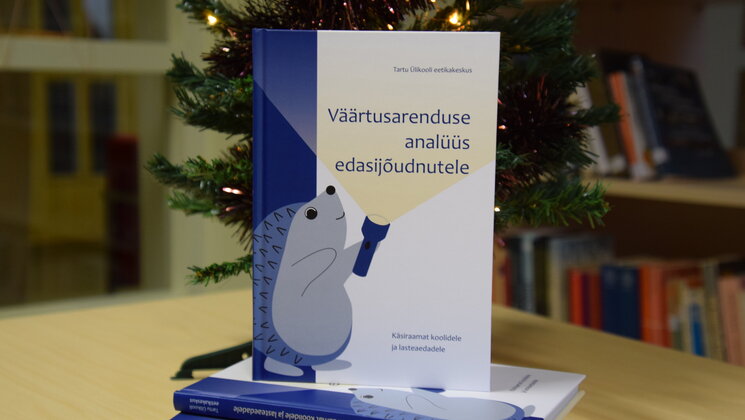 Värviline raamat laua peal