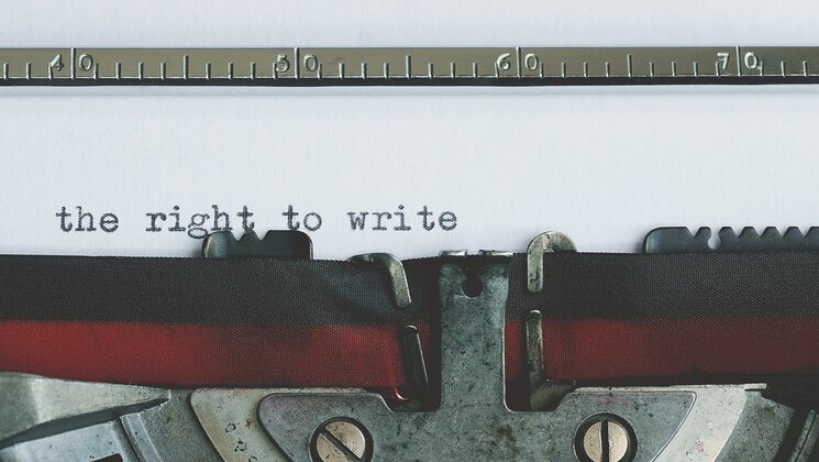 Trükimasinaga on paberi peale trükitud sõnad "The right to write"