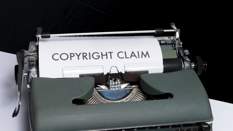 Trükimasinast tuleb välja paber, mis ütleb "Copyright claim"