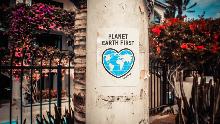 Tänavaposti peal on silt "Planet earth first"