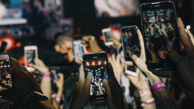 Inimesed filmivad kontserti.