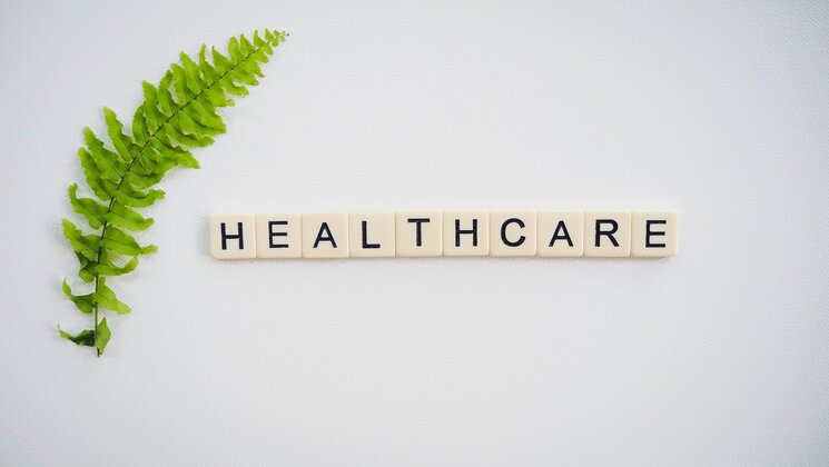 Laua peal on scrabble-mängu tähtedest laotud sõna healthcare