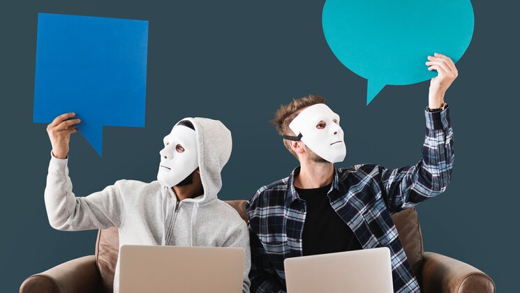 Maskides inimesed istuvad diivanil. Sõnavabadus internetis ja tsensuur.