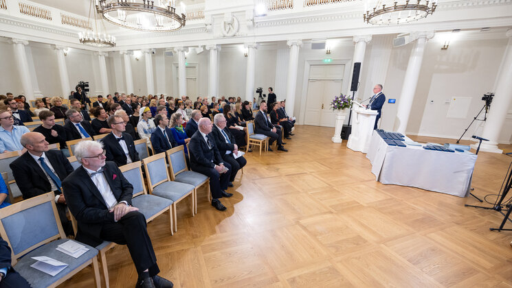 Pildil on inimesed istumas Tartu Ülikooli saalis