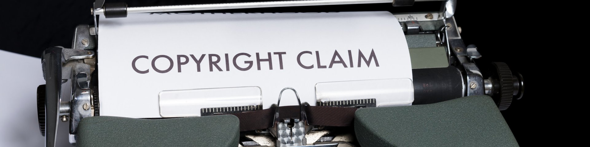 Trükimasinast tuleb välja paber, mis ütleb "Copyright claim"
