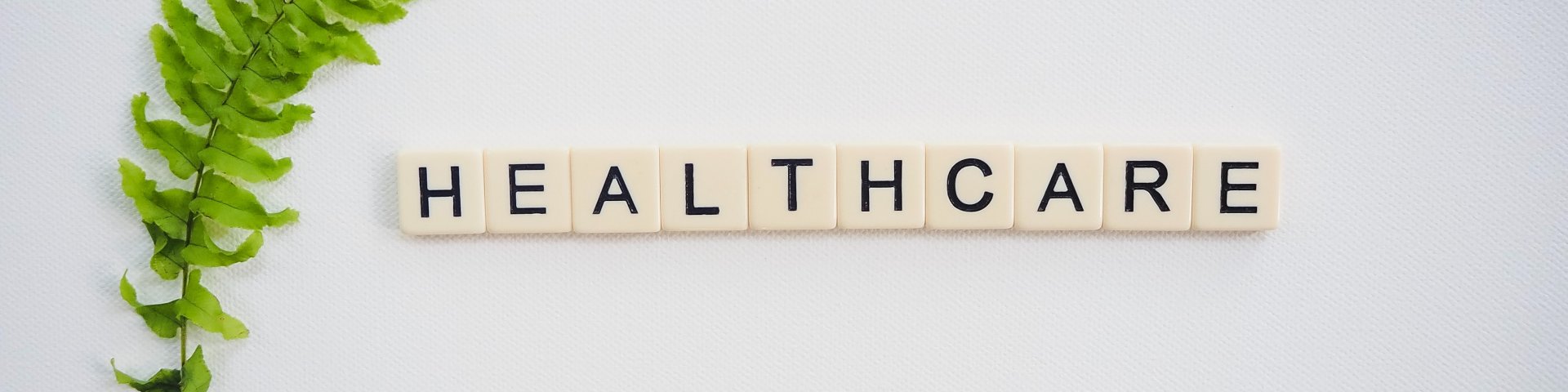Laua peal on scrabble-mängu tähtedest laotud sõna healthcare