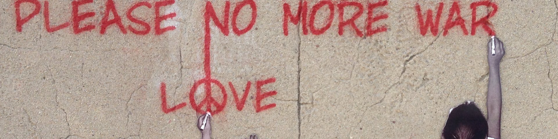 Lapsed kirjutavad seina peale sõnad "Please no more war. Love"